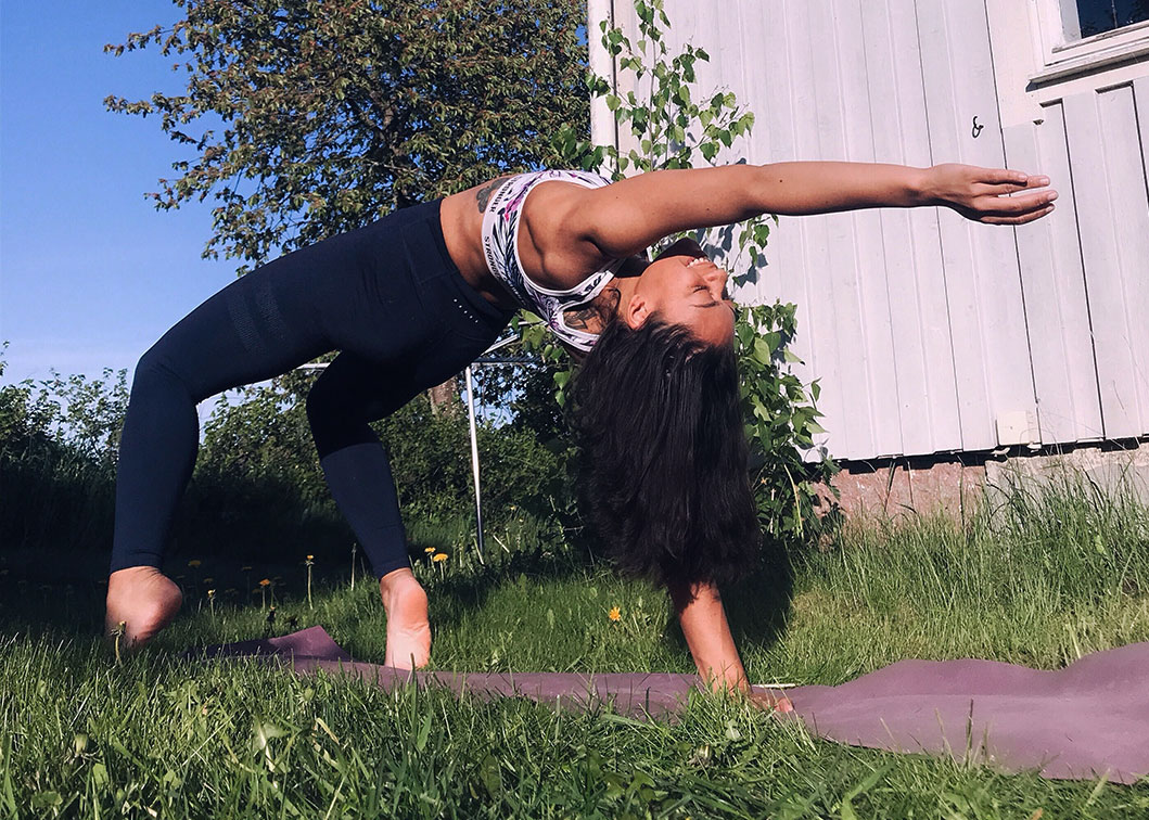 Coach gör en stretchpose utanför